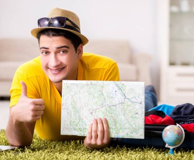 Tatil gezisini haritayla planlayan adam