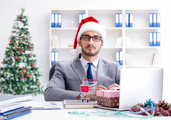 Young businessman celebrating christmas in the office — Stock Photo, Image