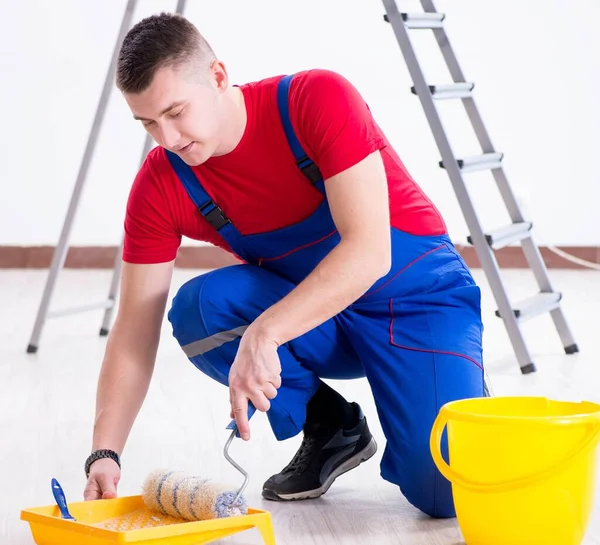 Pintor masculino se preparando para o trabalho de pintura no canteiro de obras — Fotografia de Stock