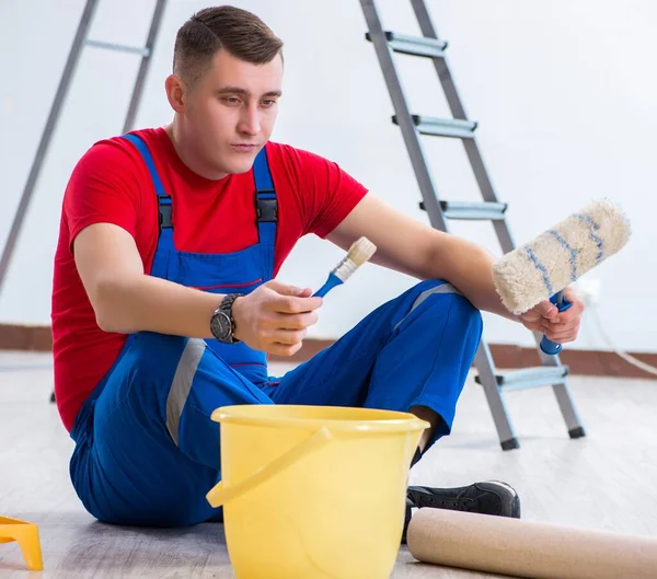 Erkek ressam inşaat alanında boyama işine hazırlanıyor. — Stok fotoğraf