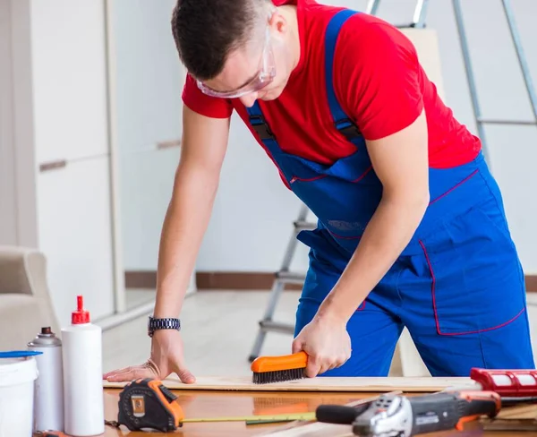 Lohnunternehmer arbeitet in der Werkstatt — Stockfoto