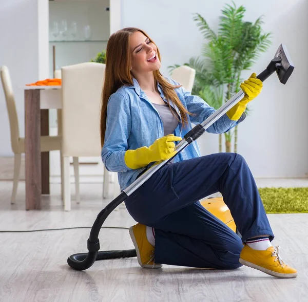 Mujer joven limpiando piso en casa haciendo tareas —  Fotos de Stock