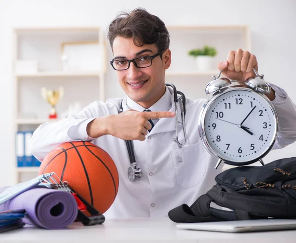 Médico va a los deportes durante la hora del almuerzo — Foto de Stock