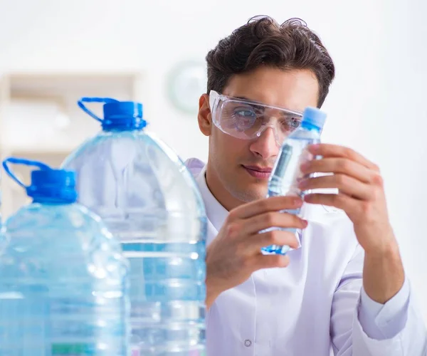 Assistente de laboratório testando a qualidade da água — Fotografia de Stock