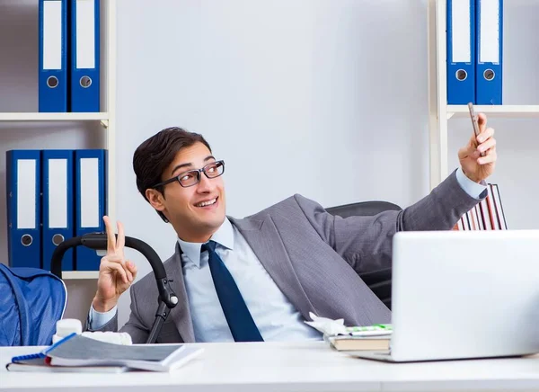 Geschäftsmann kümmert sich im Amt um Neugeborenes — Stockfoto