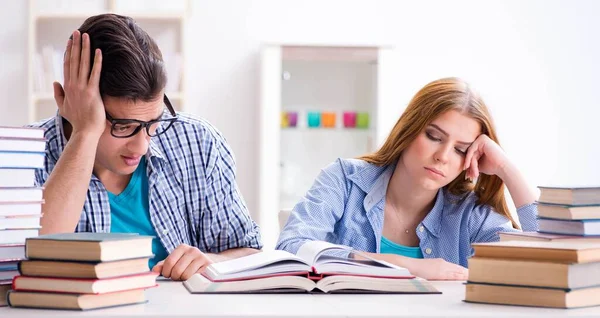 Par de estudantes que estudam para exames universitários — Fotografia de Stock