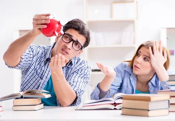 Två studenter kontrollerar besparingar för att betala för utbildning — Stockfoto