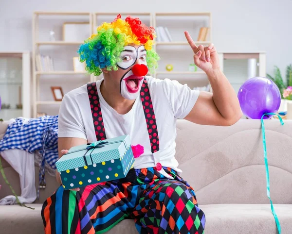 Fylld clown som firar fest hemma — Stockfoto