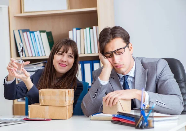 Geschäftsleute erhalten neue Post und Pakete — Stockfoto