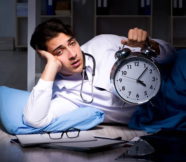 Médico trabajando turno de noche en el hospital después de largas horas — Foto de Stock