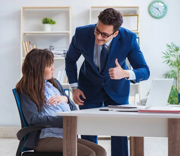 Zwangere vrouw worstelen in het kantoor en het krijgen van collega hij — Stockfoto