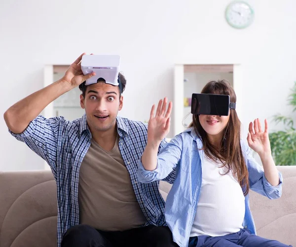 Νεαρό ζευγάρι δοκιμάζει γυαλιά εικονικής πραγματικότητας — Φωτογραφία Αρχείου