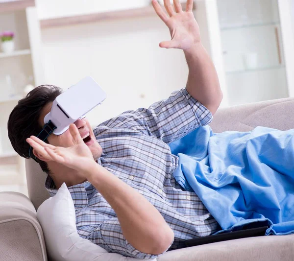 Homem assistindo óculos de realidade virtual em casa — Fotografia de Stock