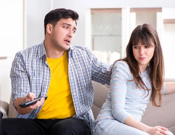 Pareja viendo la televisión en casa —  Fotos de Stock