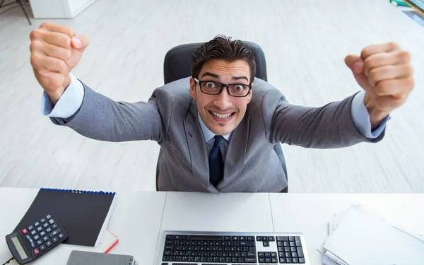 Jovem empresário trabalhando em sua mesa — Fotografia de Stock