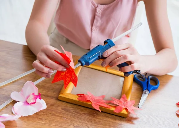 Wanita mendekorasi bingkai gambar dalam konsep scrapbooking — Stok Foto