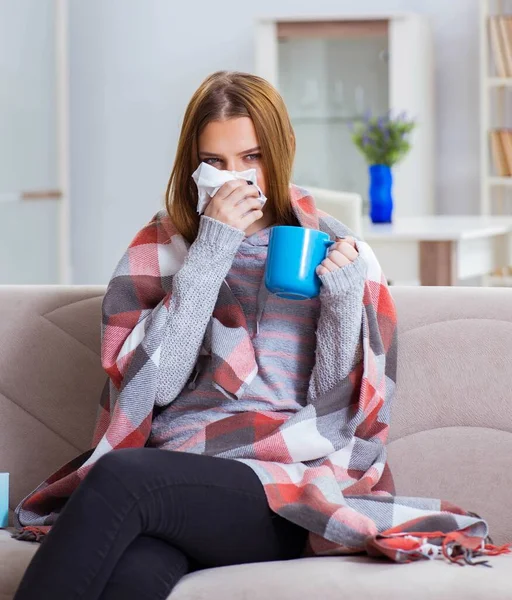 Wanita sakit yang menderita flu di rumah — Stok Foto