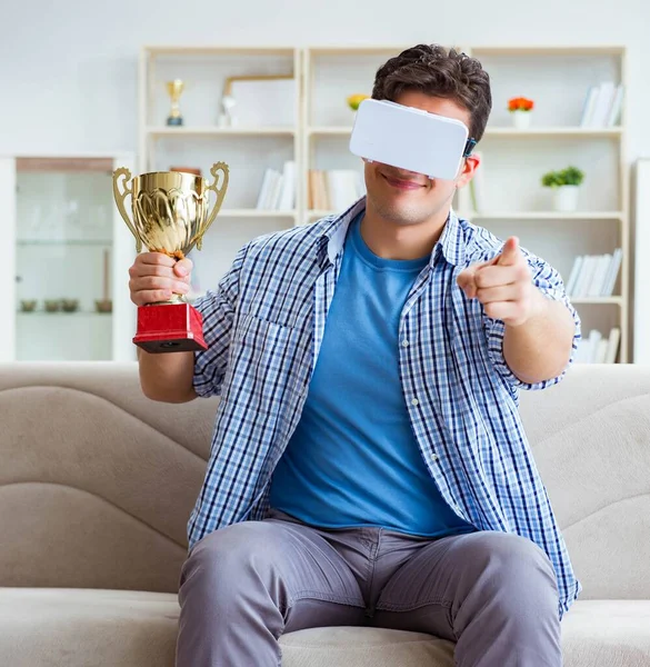 Homme portant des lunettes VR réalité virtuelle recevant prix tasse — Photo
