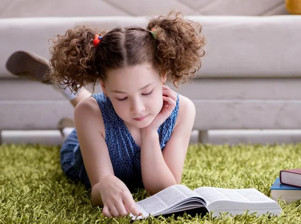 Kleines hübsches Mädchen liest Bücher zu Hause — Stockfoto