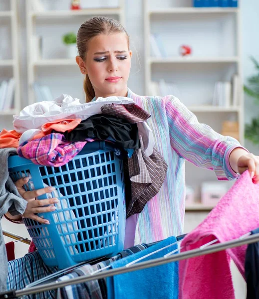Cansado deprimido dona de casa fazendo lavanderia — Fotografia de Stock