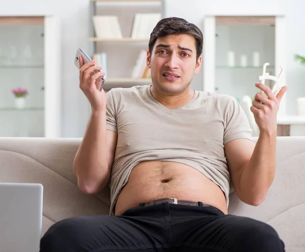 Мужчина измеряет жир с помощью суппортов — стоковое фото