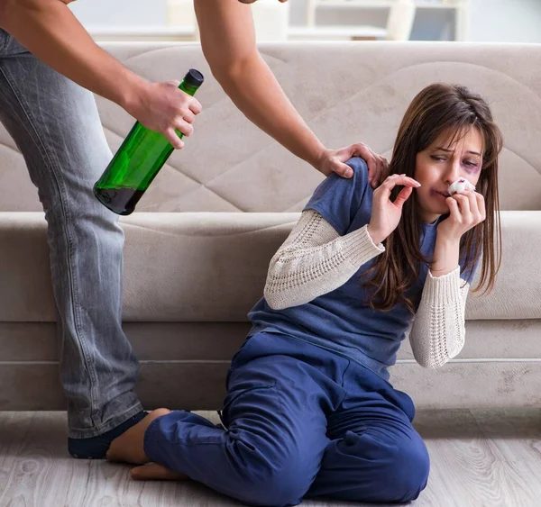 Opilý manžel zneužívání manželka v domácí násilí koncept — Stock fotografie