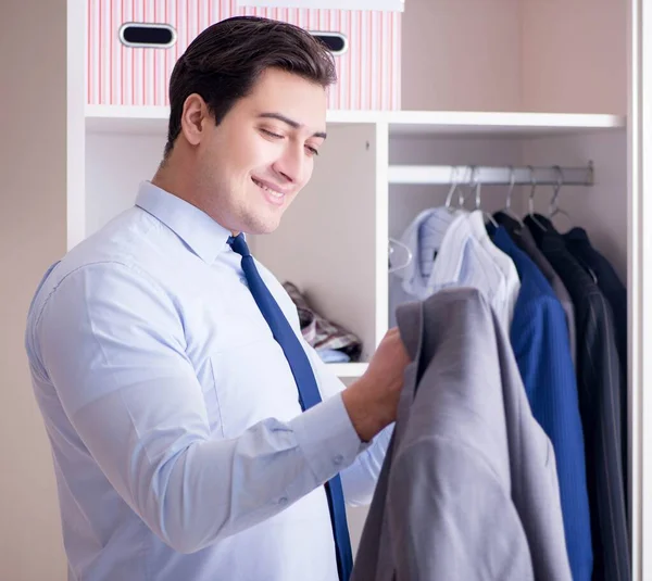 Młody mężczyzna biznesmen ubiera się do pracy — Zdjęcie stockowe