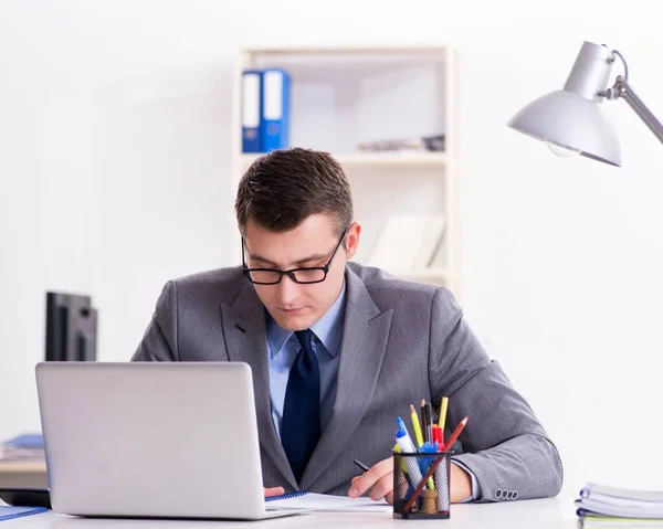 Jovem e bonito empresário empregado trabalhando no escritório na mesa — Fotografia de Stock