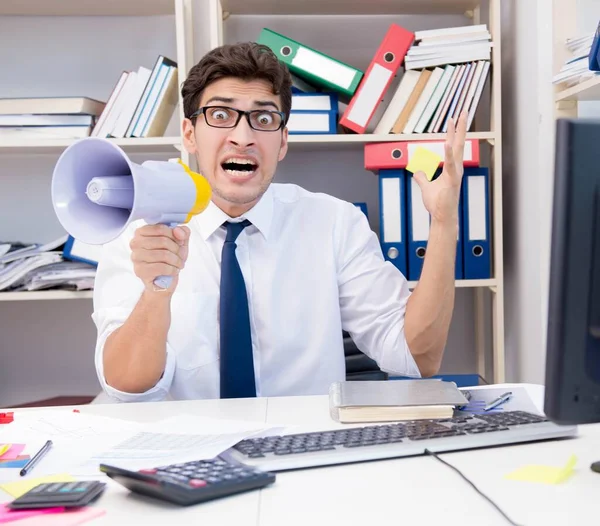 Απασχολημένος επιχειρηματίας θυμωμένος στο γραφείο — Φωτογραφία Αρχείου