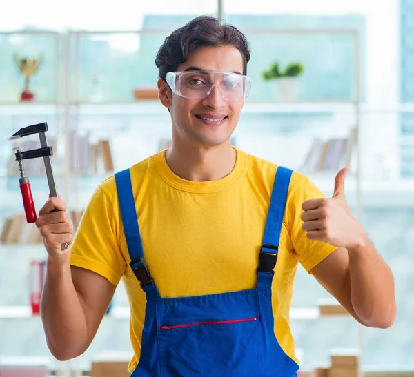 Furniture carpenter working in the workshop — Stock Photo, Image