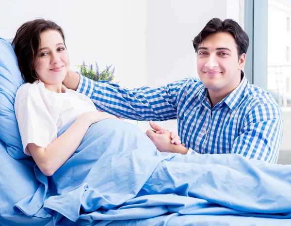 Gondoskodó szerető férj látogató terhes feleség a kórházban — Stock Fotó