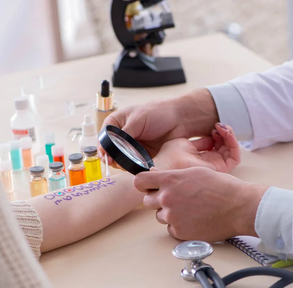 Medico test allergia reazione del paziente in ospedale — Foto Stock