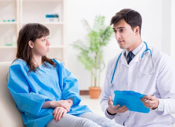 Doctor discussing blood transfusion with patient — Stock Photo, Image