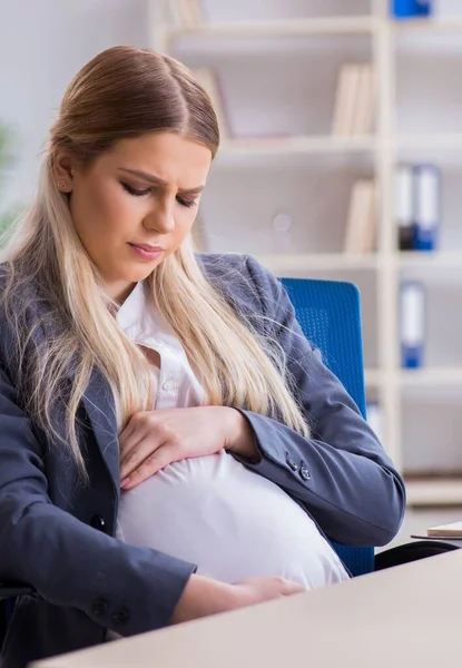 Mulher grávida empregada no escritório — Fotografia de Stock