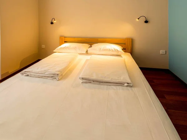Podwójne łóżko w hotelu — Zdjęcie stockowe