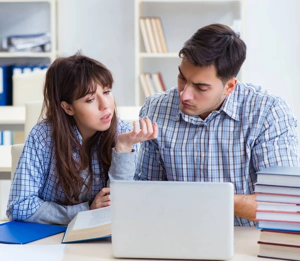 Studenter som sitter och studerar i klassrummet college — Stockfoto