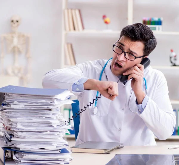 Médecin occupé avec trop de travail à l'hôpital — Photo