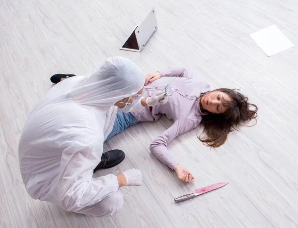 Investigadora forense en la escena del crimen investigando a una mujer mur — Foto de Stock