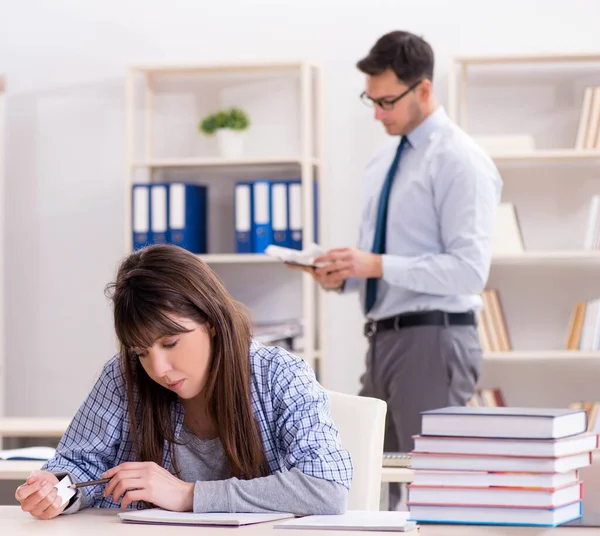 Männlicher Dozent hält Vorlesung für Studentin — Stockfoto