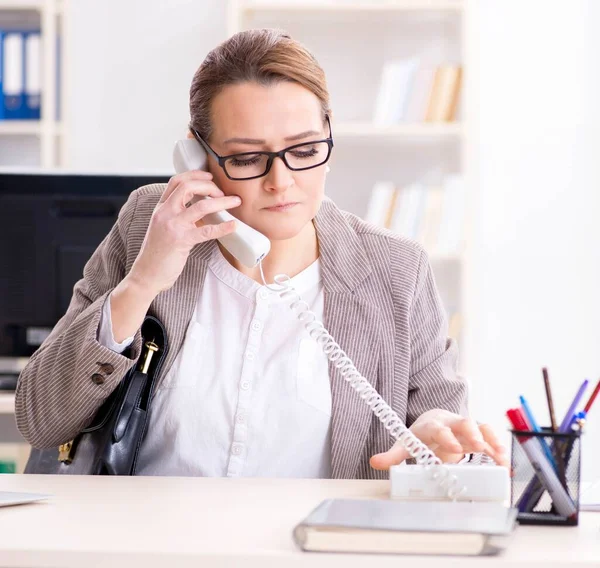 Affärskvinna anställd talar på kontoret telefon — Stockfoto