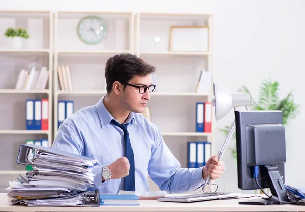 Wütender Geschäftsmann frustriert über zu viel Arbeit — Stockfoto