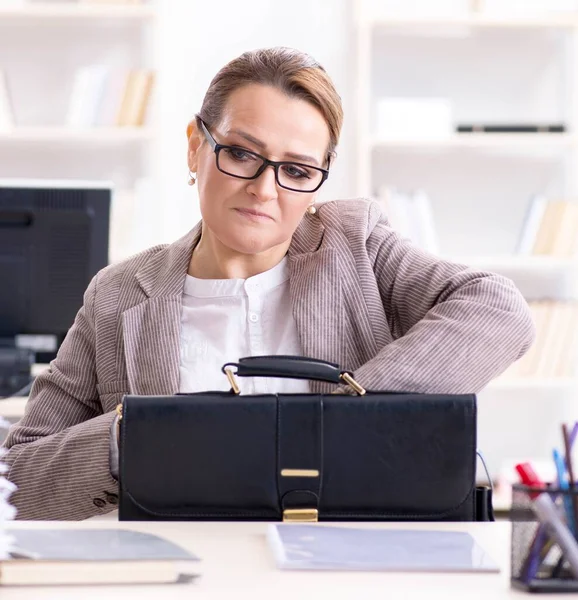 Zakenvrouw werknemer werkzaam in het kantoor — Stockfoto