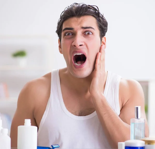 Giovane uomo bello rasatura la mattina presto a casa — Foto Stock