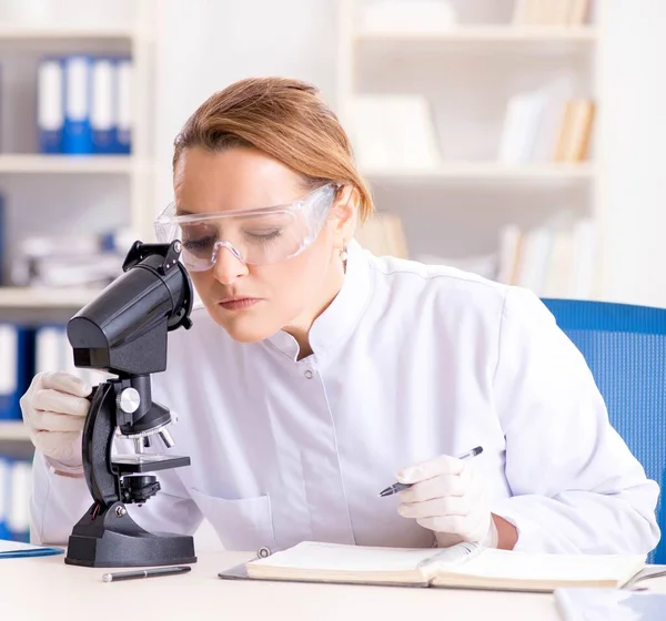 Vrouw chemicus werkt in ziekenhuis kliniek lab — Stockfoto