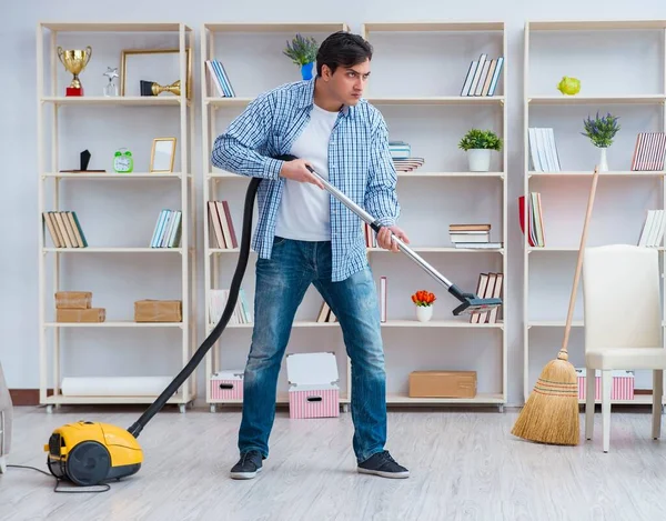 Hombre haciendo limpieza en casa —  Fotos de Stock