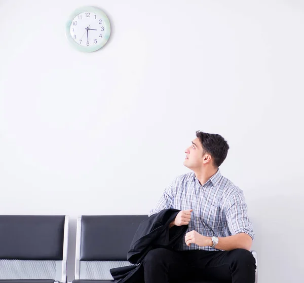 Homem nervosamente impacientemente esperando no lobby — Fotografia de Stock