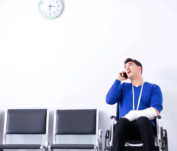Zoufalý muž čeká na svou schůzku v nemocnici se zlomeným — Stock fotografie