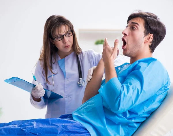 Scared patient man getting ready for flu shot — Stock Photo, Image