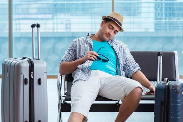 Young man travelling for his summer beach vacation — Stock Photo, Image