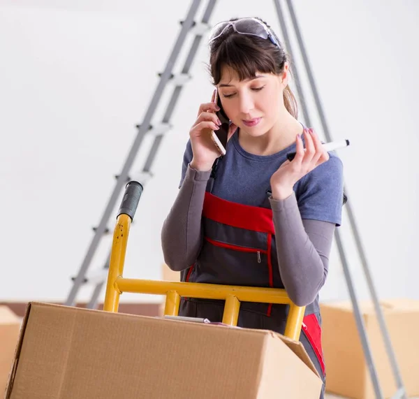 Vrouwelijke aannemer verhuisd dozen in verhuizing concept — Stockfoto